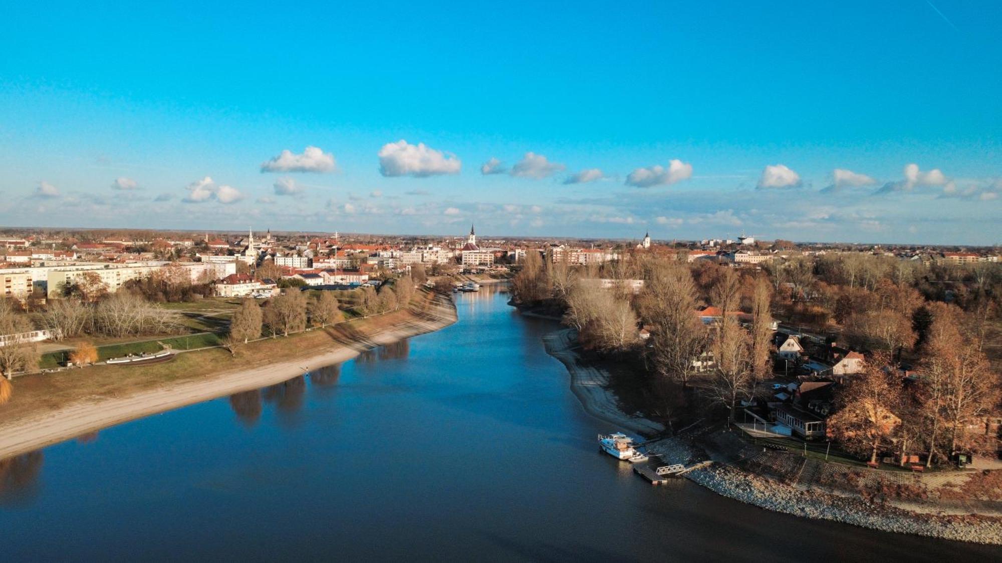 Sobri Halászcsárda és Panzió Baja Esterno foto