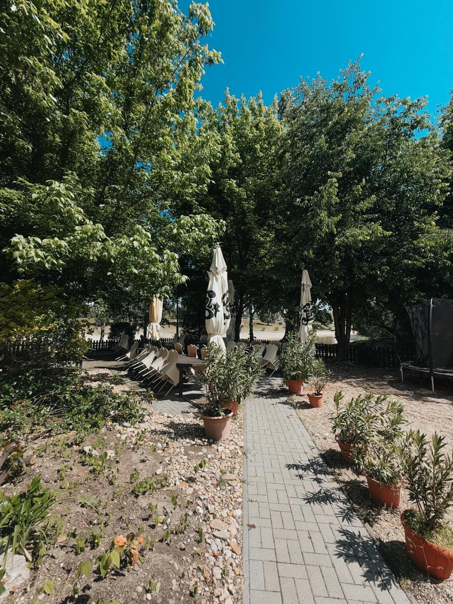 Sobri Halászcsárda és Panzió Baja Esterno foto