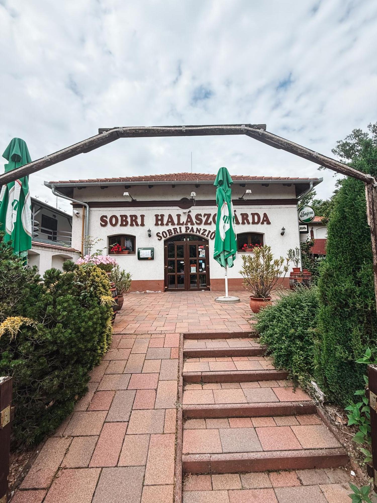 Sobri Halászcsárda és Panzió Baja Esterno foto