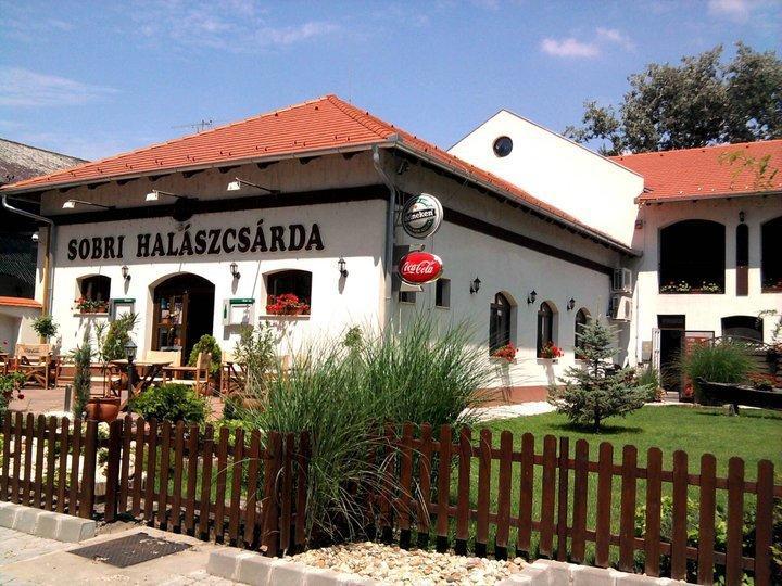 Sobri Halászcsárda és Panzió Baja Esterno foto